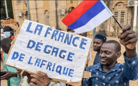 manifestants nigériens avec drapeau russe et slogan anti français